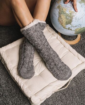 Chaussettes pantoufles en tricot à la cheville en sherling en gris 1