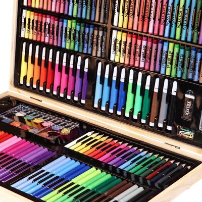 Coffret beaux-arts 180 pièces en coffret bois. Comprend des crayons, des aquarelles, des marqueurs, des crayons et des accessoires. Beige