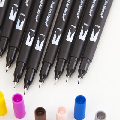 Set 100 Rotuladores BLACK LINEcolor doble punta, punta fina 0,4 mms y punta pincel acuarelable profesional. Forma redonda ergonómica para lettering, caligrafía, ilustraciones… Vaca Marrón