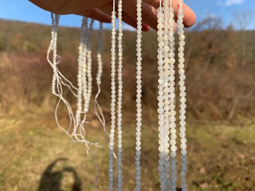 Perles en pierre de lune blanche facettées entre 2 et 4,5mm - 2-2,5mm