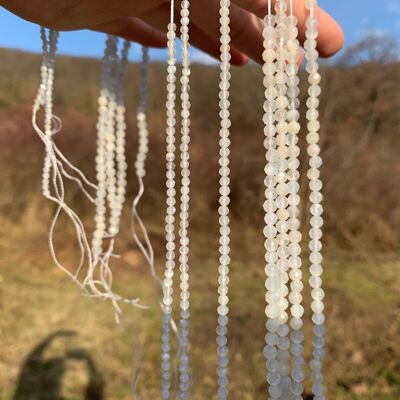 Perles en pierre de lune blanche facettées entre 2 et 4,5mm - 2-2,5mm