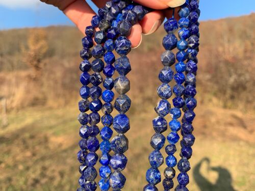 Perles en lapis-lazuli, forme diamant entre 6 et 10mm - 8mm
