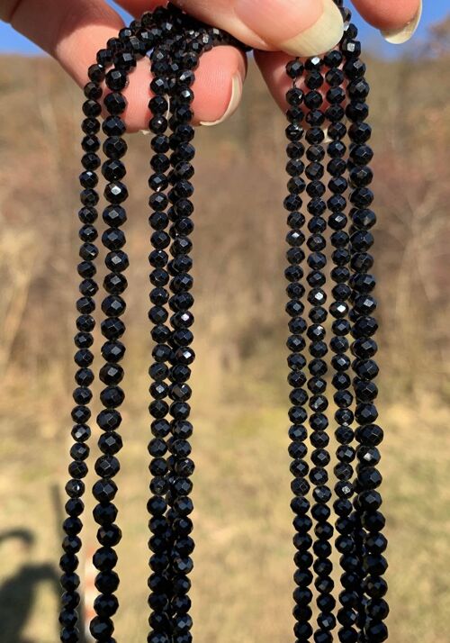 Perles en spinelle noir facetté entre 3 et 4mm - 4mm
