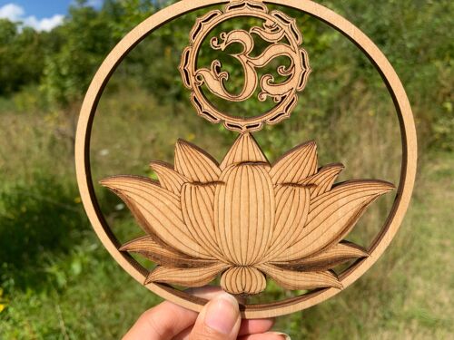 Lotus avec Om en bois - 14cm