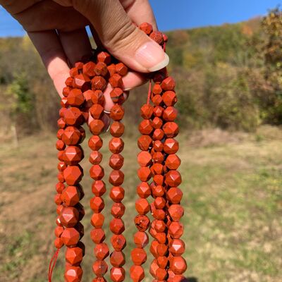 Perles en jaspe rouge, forme diamant entre 6 et 10mm - 8mm