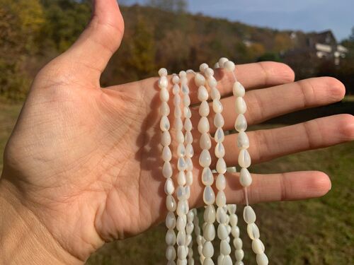 Perles en nacre blanche forme goutte - 4 x 7mm