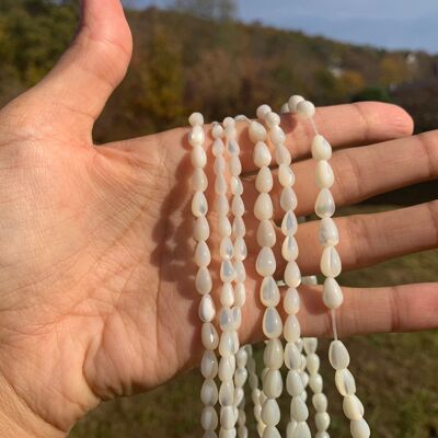 Perles en nacre blanche forme goutte - 4 x 7mm