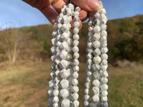 Perles en howlite, forme diamant entre 6 et 10mm - 6mm