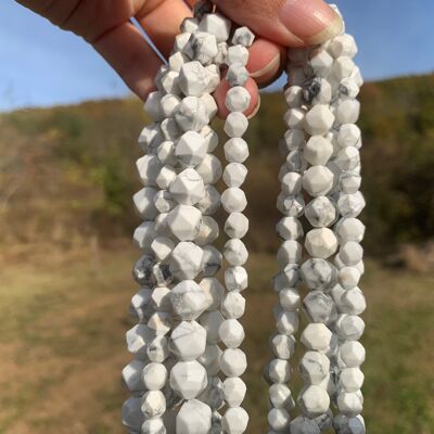 Perles en howlite, forme diamant entre 6 et 10mm - 6mm