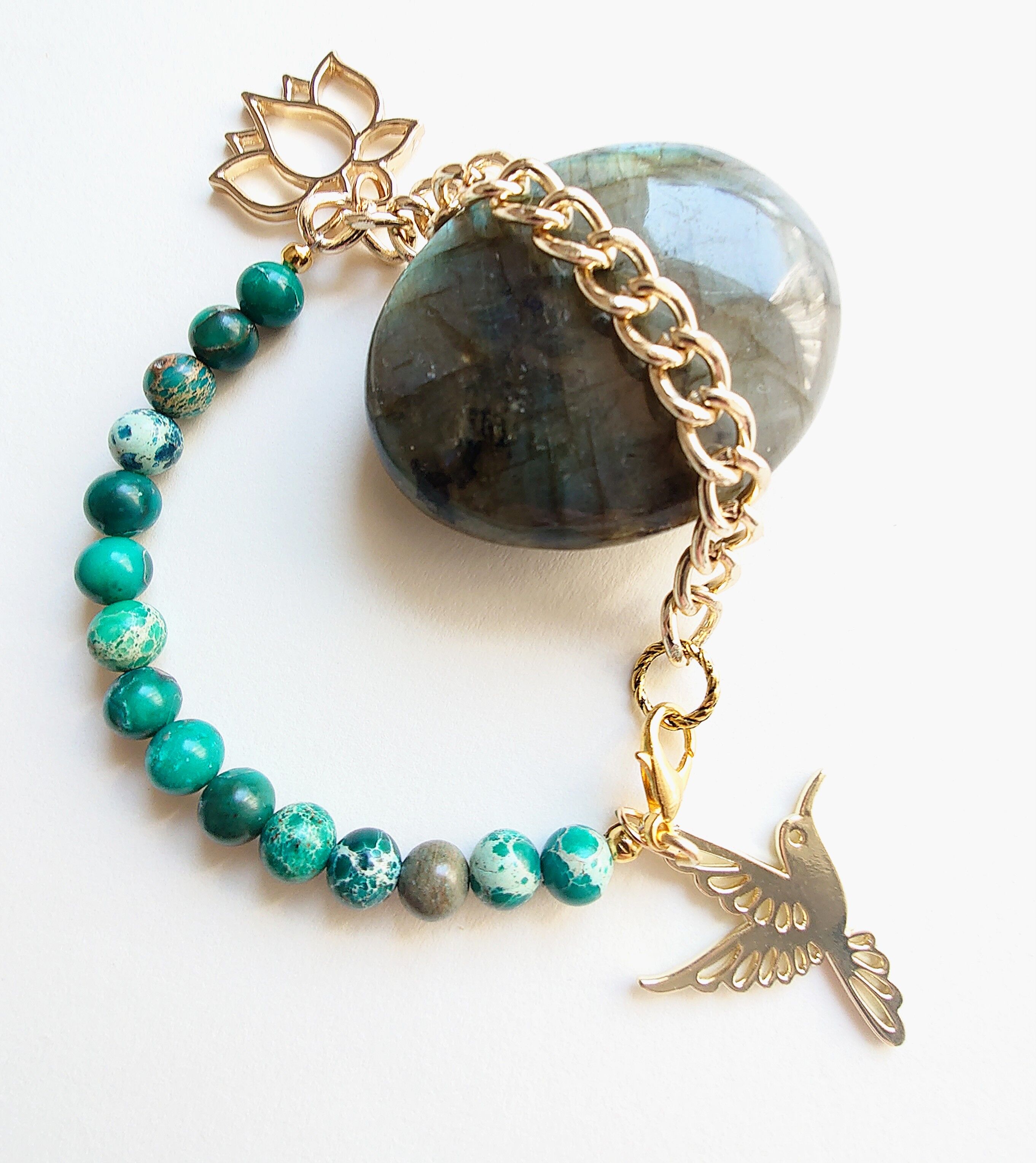 Bracciale di perline semipreziose, bracciale semiprezioso, bracciale di perline, bracciale di diaspro imperiale, ciondolo colibrì, ciondolo loto, perline