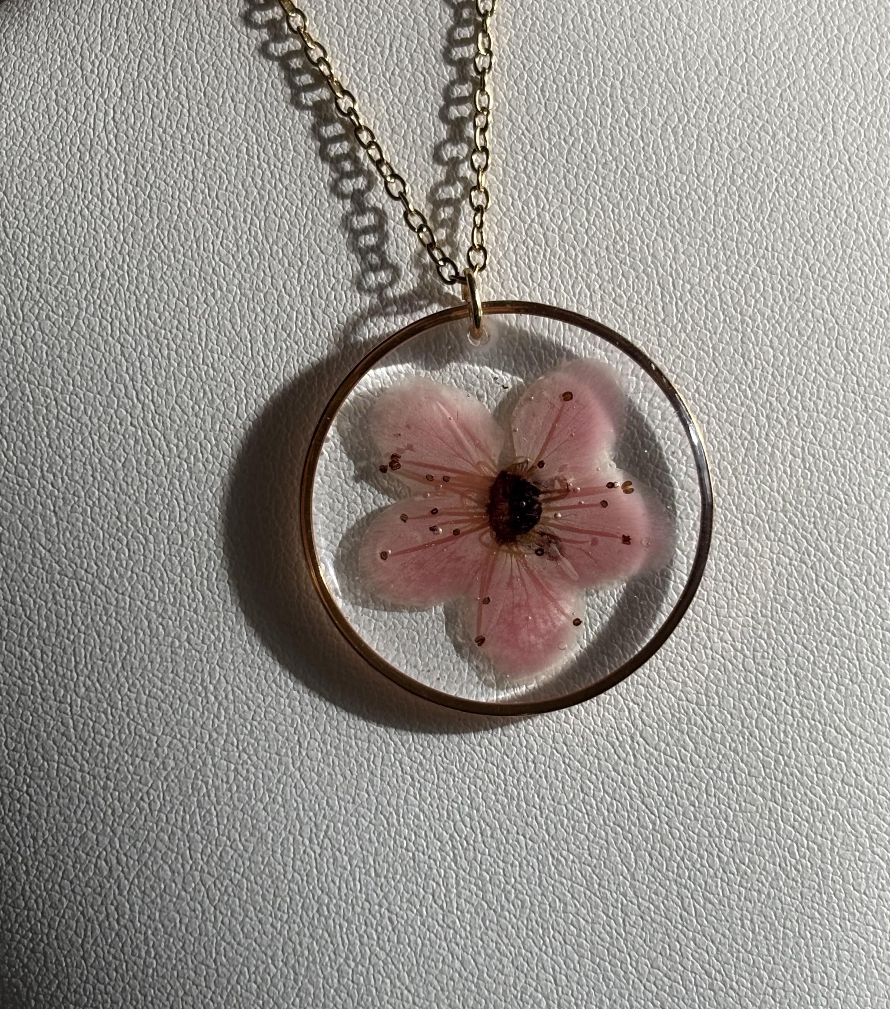 Collana di fiori di ciliegio rosa in resina essiccata, pendente tondo dorato