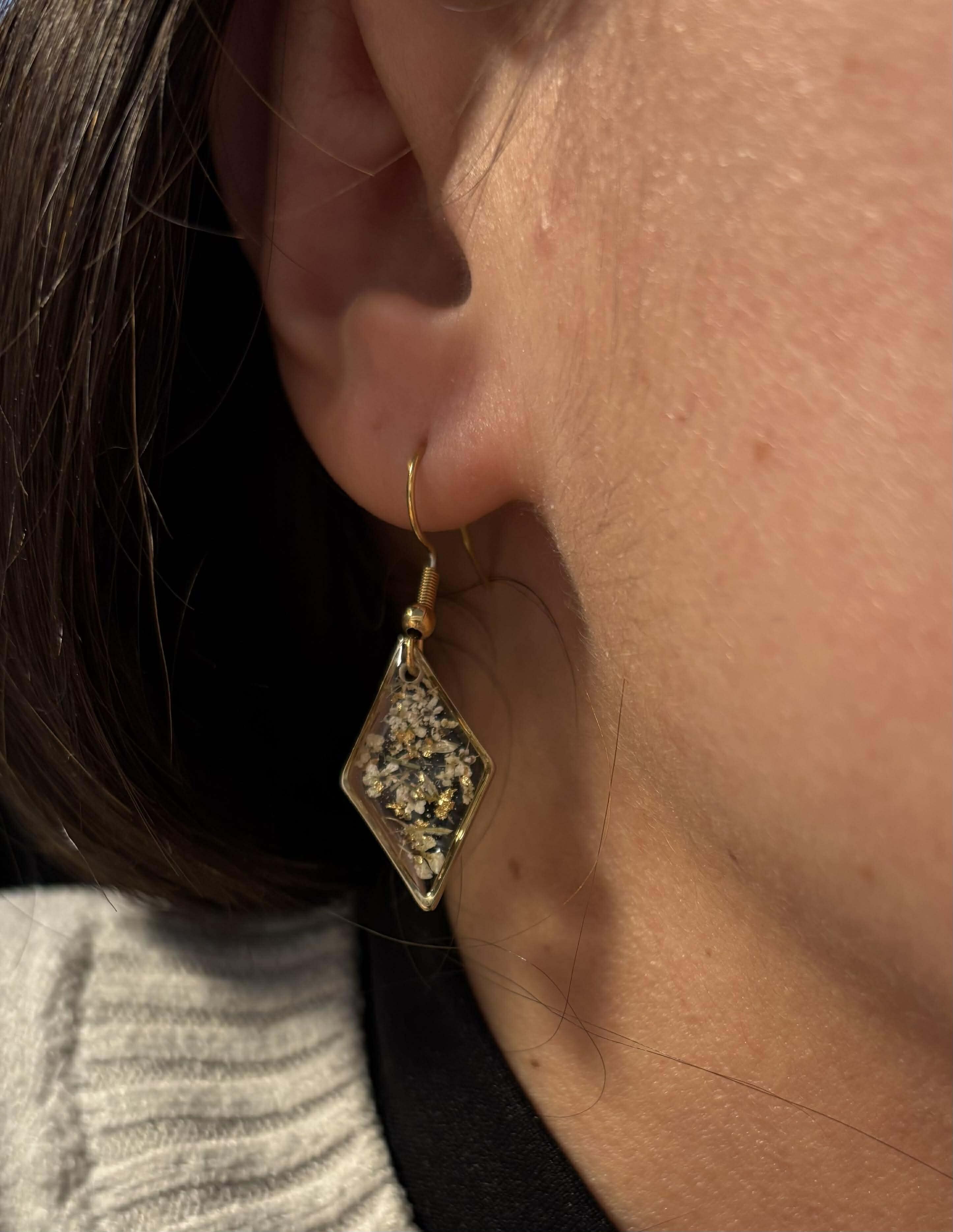 Pendientes de flores secas, resina de zanahoria silvestre, diamante dorado.