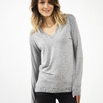 Camiseta gris con cuello de pico