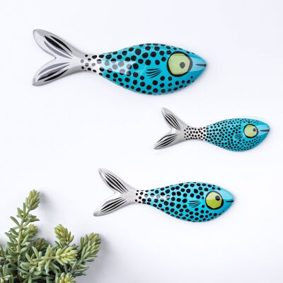 An der Wand befestigtes handgemachtes keramisches Fisch-Trio Blau