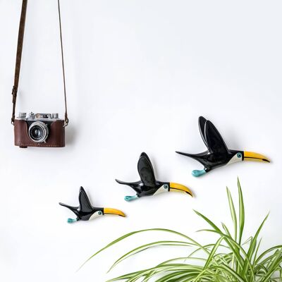 Wandmontiertes handgefertigtes fliegendes Tukan-Trio aus Keramik