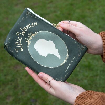 Bolso de mano tipo cartera con libro verde de mujercitas