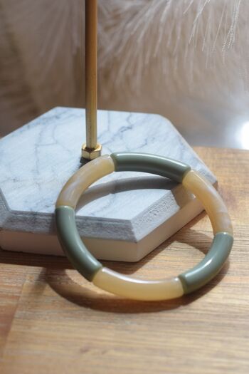 Bracelet en perles tubes acryliques fin bicolore vert olive et beige marbré