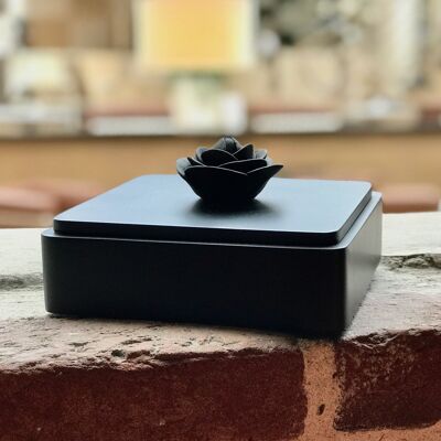 Schwarze Box aus schwarzrosa lackiertem Holz – 20 cm