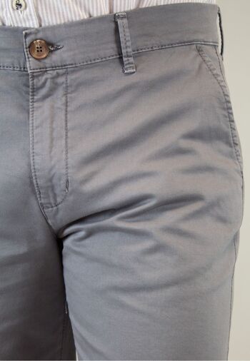 Pantalon chino gris 4