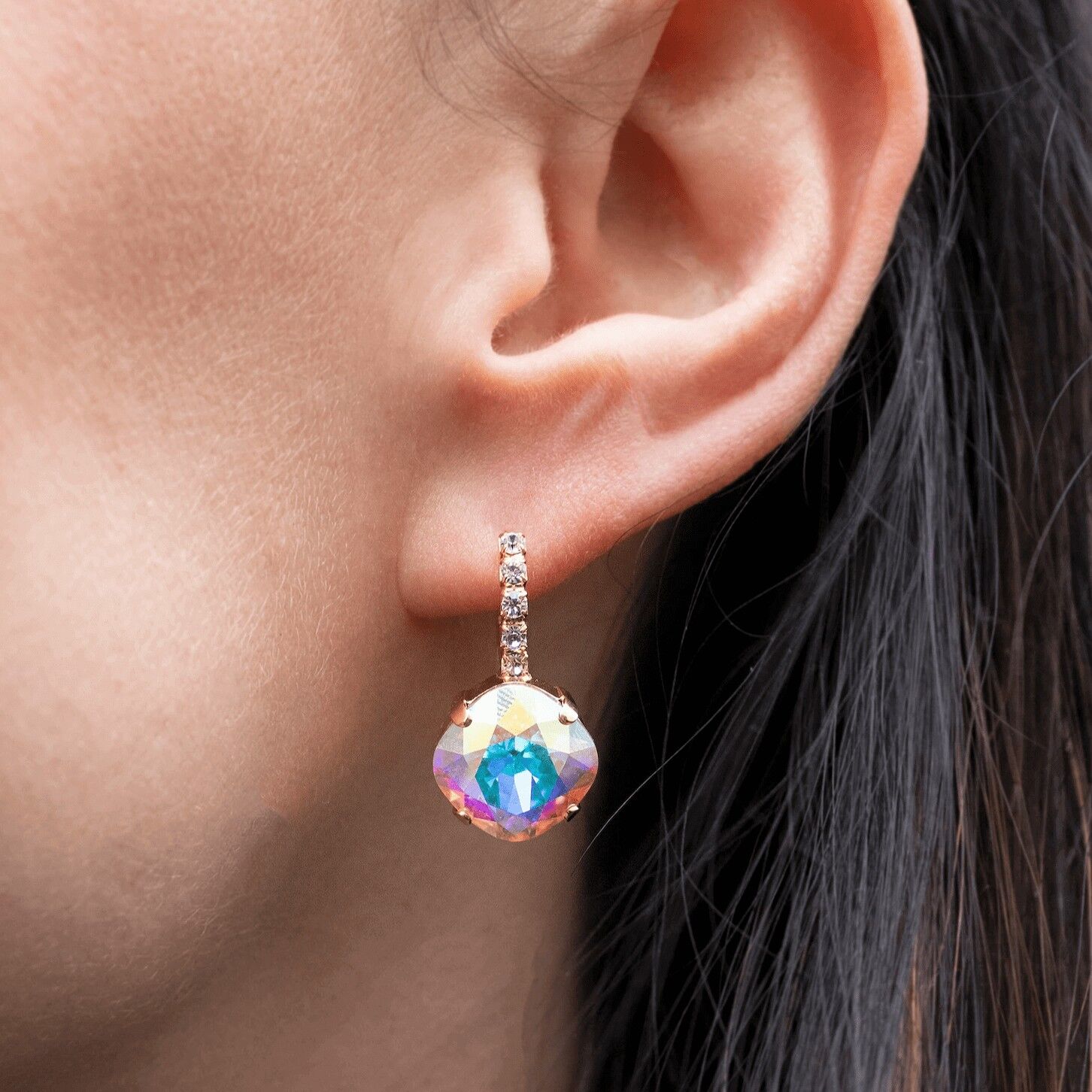 Orecchini a perno Swarovski colore crystal AB mm 8 ideali da utilizzare come punto luce ogni giorno
