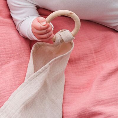 Organic muslin with wooden ring: NATURAL