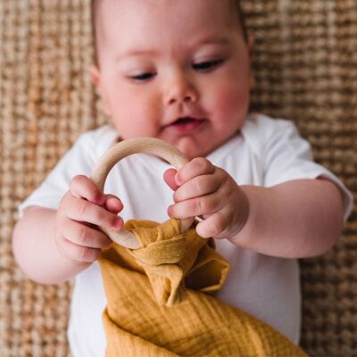 Organic muslin with wooden ring: OCRE