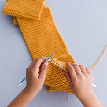 Kit cadeau enfant pour réaliser du tricot col et gants ocre 3
