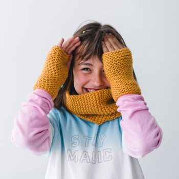 Kit cadeau enfant pour réaliser du tricot col et gants ocre 4