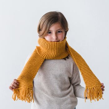 Kit cadeau enfant pour réaliser une écharpe tricot ocre 4