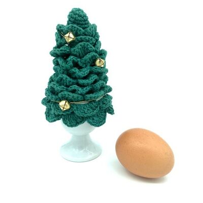 nachhaltiger Weihnachtsbaum-Eierwärmer mit Dekoration – tannengrün – Bio-Baumwolle – Eierbecher – handgefertigt in Nepal – gehäkelter Weihnachtsbaum-Eierwärmer