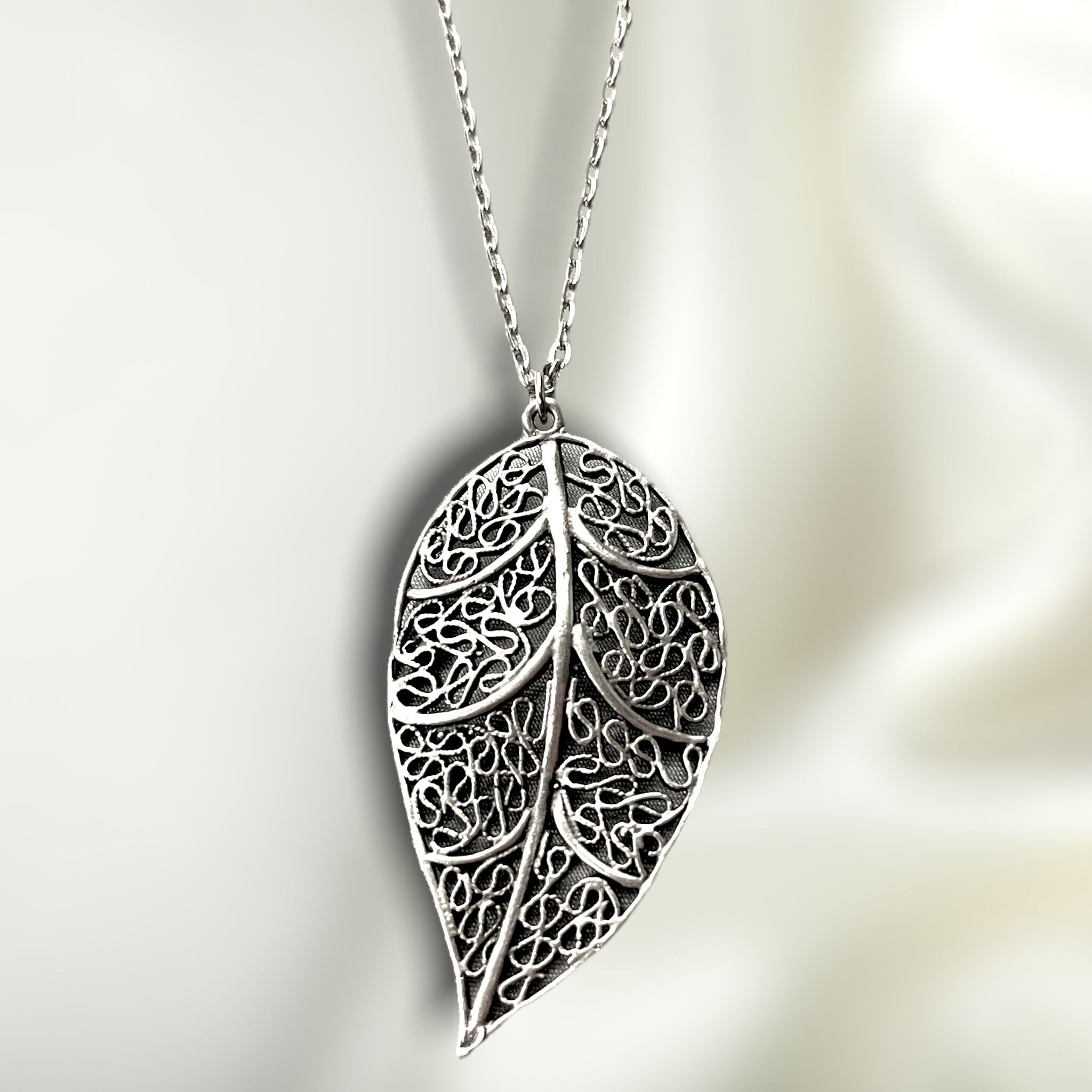 Set con ciondolo foglia antica - Catena placcata argento - VIK-74 - Catena media 60 cm