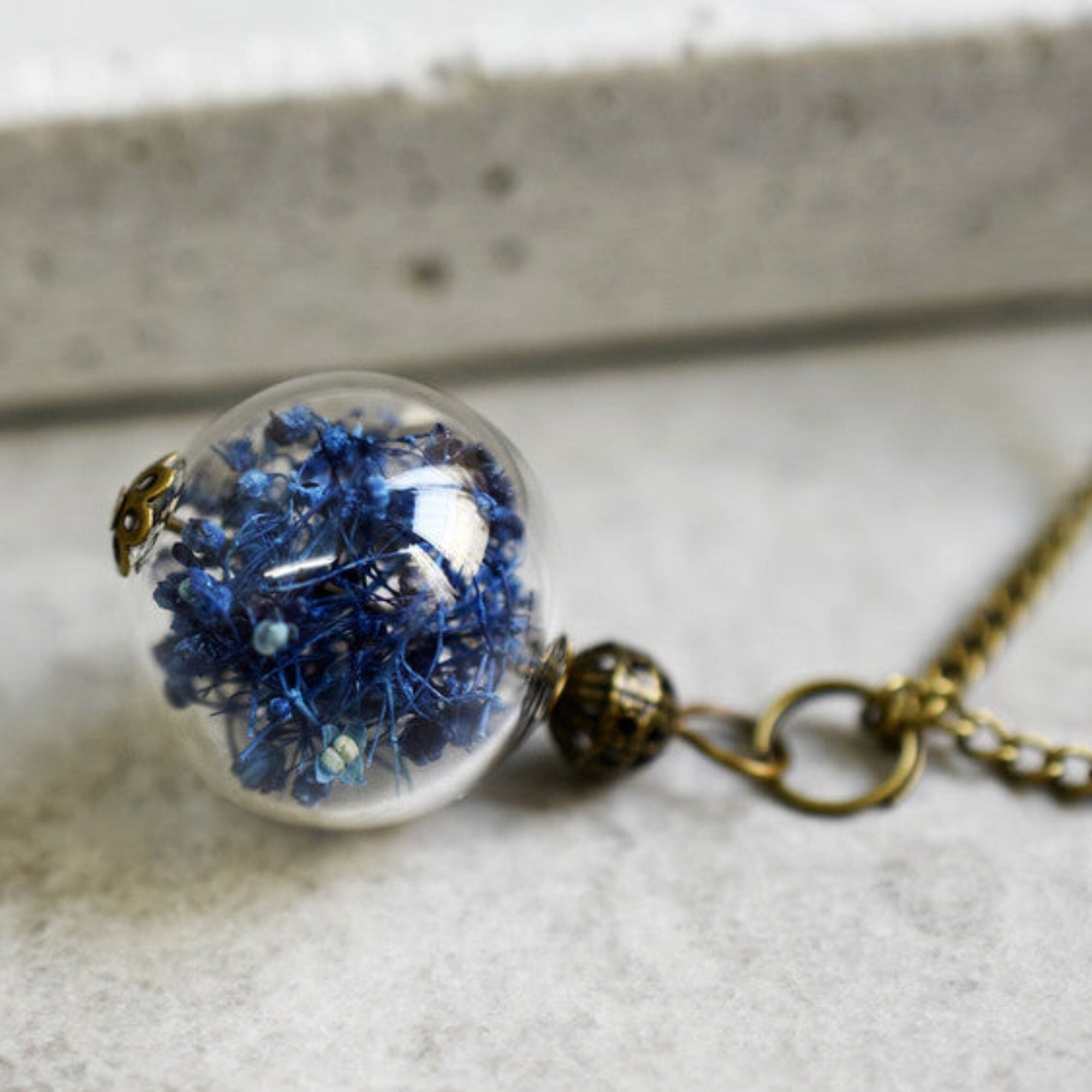 Ciondolo con veri fiori di aneto - catena in bronzo in stile vintage - VIK-31