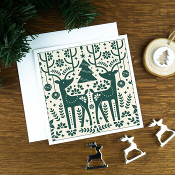 Carte de Noël nordique de luxe : Les rennes, vert sur fond clair. 1