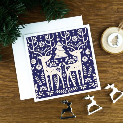 Cartolina di Natale nordica di lusso: le renne, cervi chiari su sfondo blu