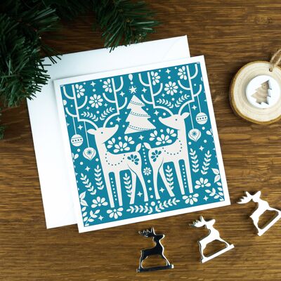 Tarjeta de Navidad nórdica de lujo: los renos, ciervos claros sobre un fondo verde azulado
