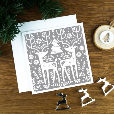 Cartolina di Natale nordica di lusso: le renne, cervi chiari su sfondo grigio