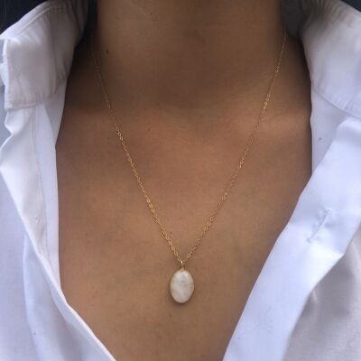 „Amoureuse“-Halskette aus Goldfilled und Naturstein