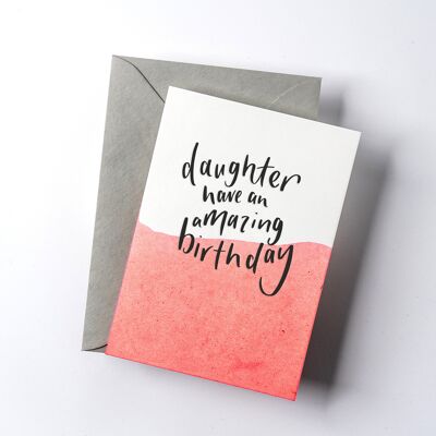 La figlia ha un fantastico biglietto tipografico di compleanno con tintura a immersione