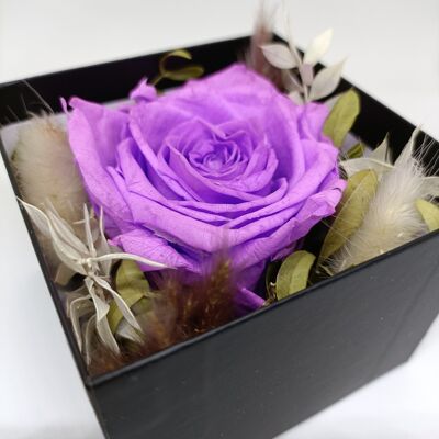 rosa eterna morada en caja dorada