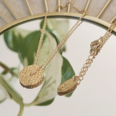 Danse choker with sliding disc imprinted with antique lace, gilded with fine champagne gold