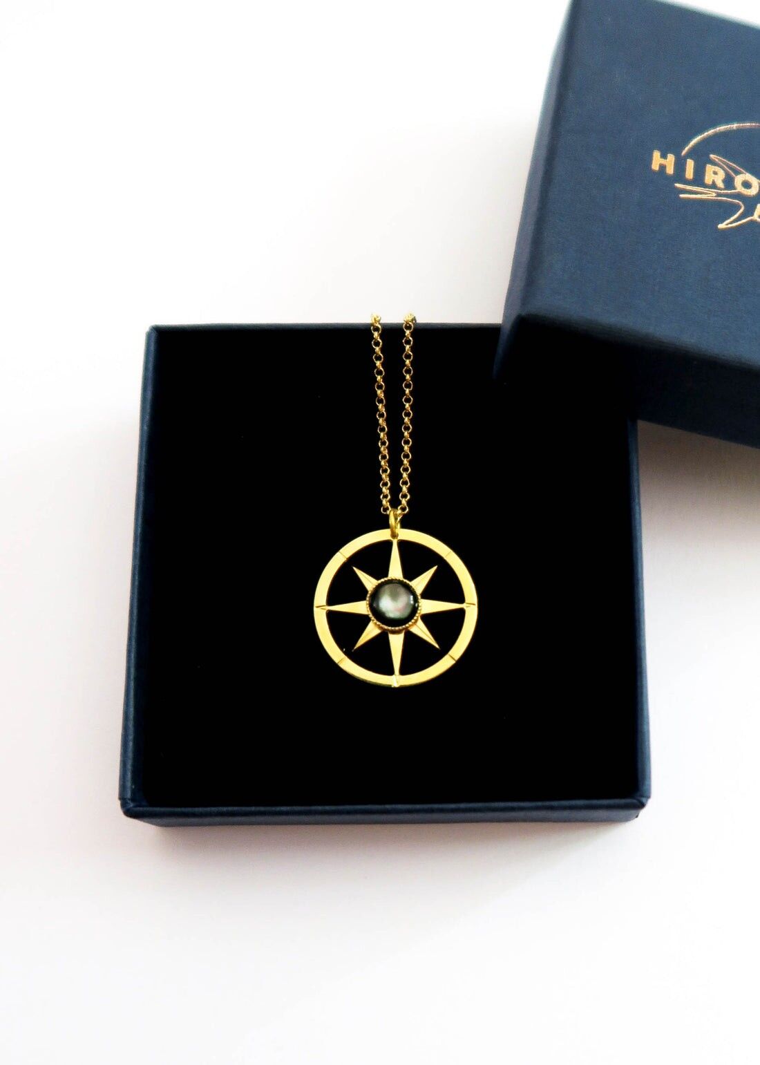 Gioiello Collana bussola in madreperla grigia