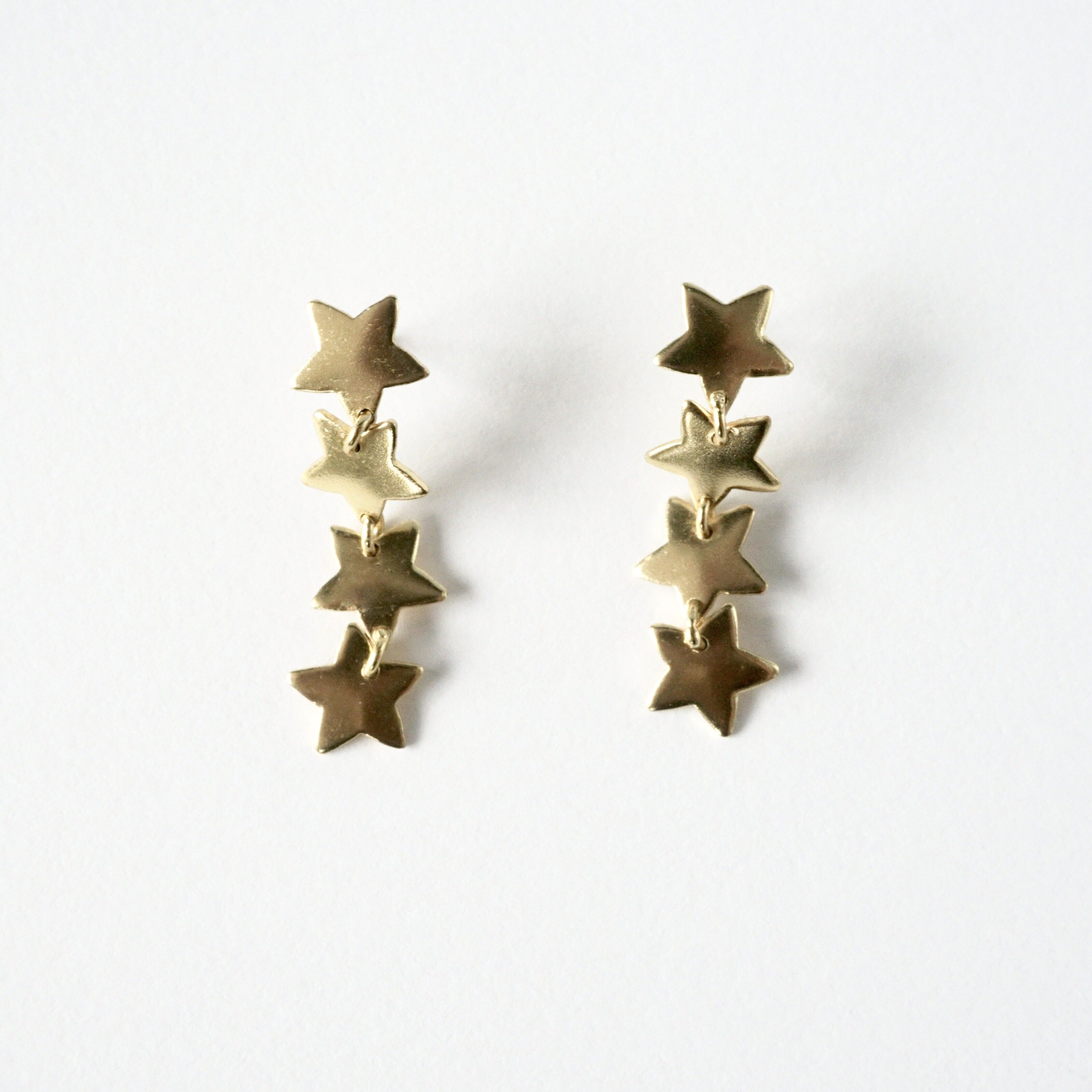 Orecchini da donna, stelle lunghe e dorate.                                        Bigiotteria.                                        D'oro.                                        Fatto a mano.  Matrimoni, ospiti.