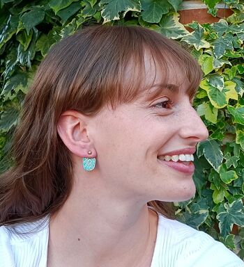 Derrière les boucles d'oreilles 4