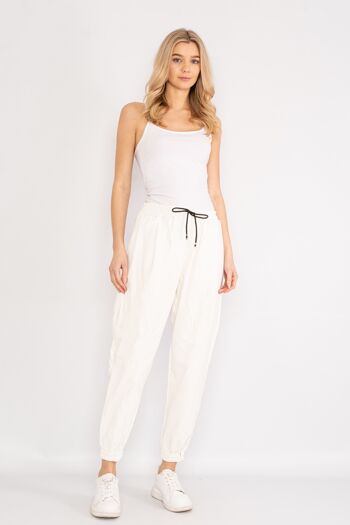 Pantalon blanc effet cuir avec cordon de serrage à la taille 1