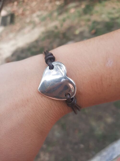 Pulsera de cuero fino con corazón