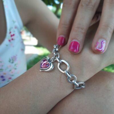 Bracelet chaîne irrégulière avec coeur coloré.