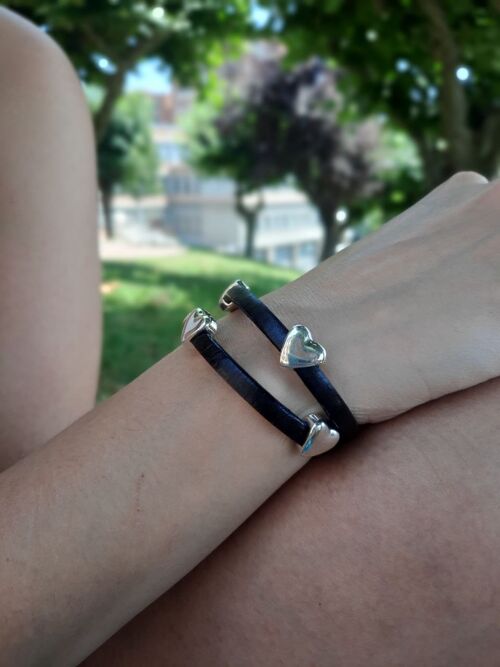 Pulsera cuero plano con corazones