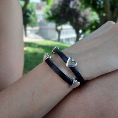 Flat leather bracelet with hearts