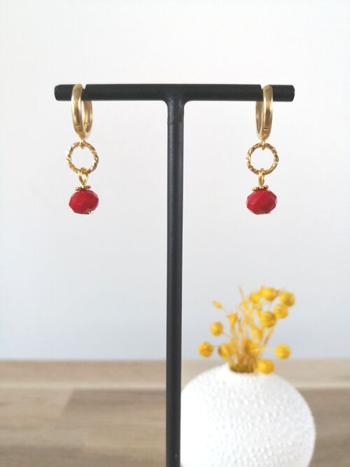 Boucles d'oreilles FINE, mini créoles dorée, avec perles de verre de bohème couleur, fantaisies, collection hiver. Rouge.