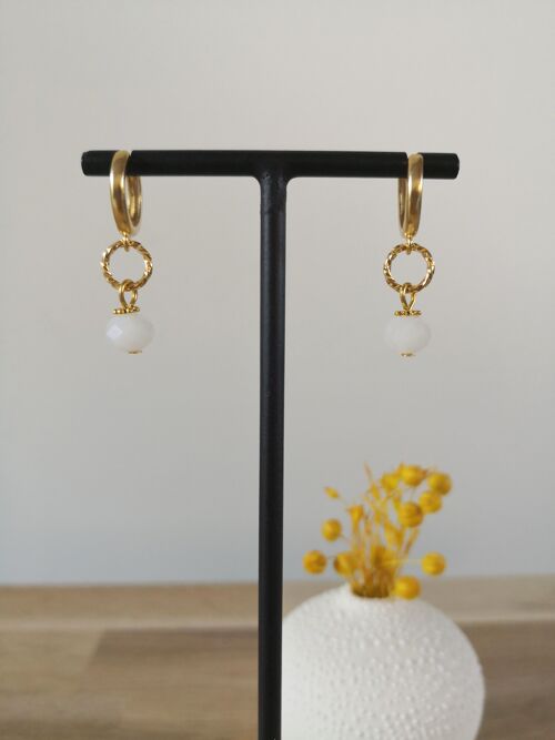 Boucles d'oreilles FINE, mini créoles dorée, avec perles de verre de bohème couleur, fantaisies, collection hiver. Blanche.